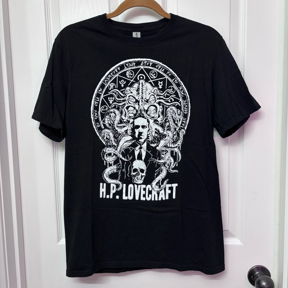 Black H.P. Lovecraft Graphic Tee | Gildan M